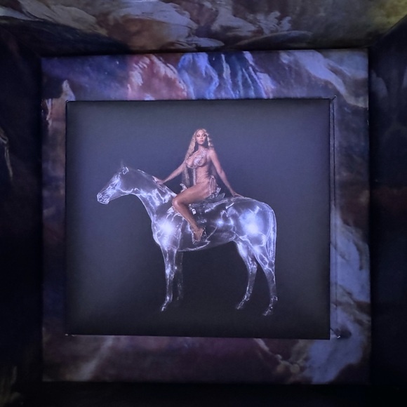 Beyonce Renaissance CD Box Set Pose 3 - Picture 5 of 5